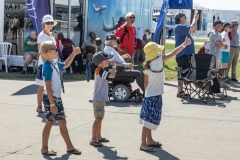 Crowd-helps-wing-walkers