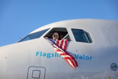 Honor flight arrives 6