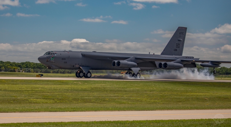 B-52-smokey-tires-1