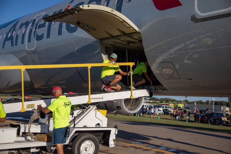 Honor flight arrives 4