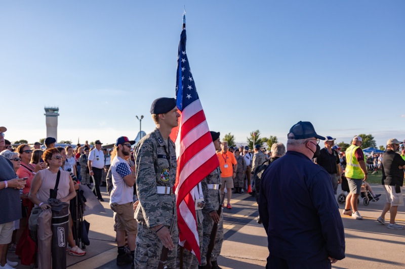 Honor flight arrives 9