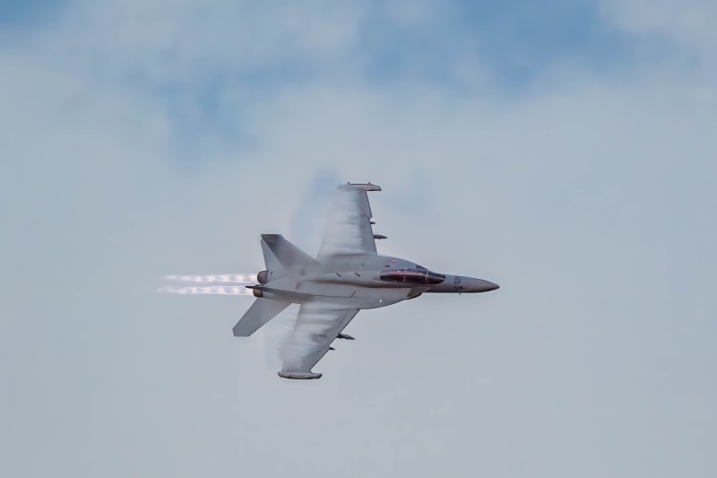 F-18-smokin-turn-