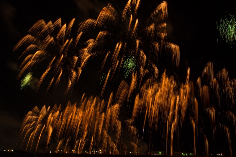 9-Fireworks-raining-fire-in-the-sky-