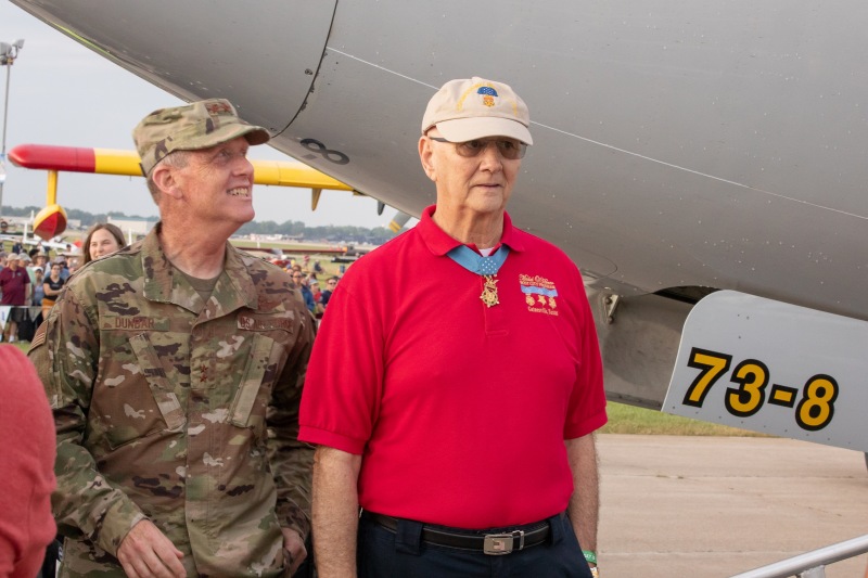 Gen-Dunbar-with-MOH-Recipient-Al-Lynch