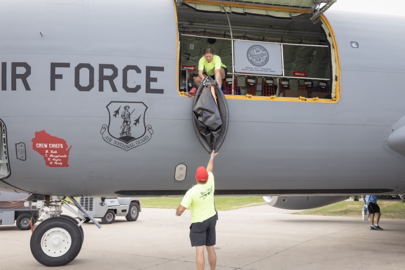 Shelby-unloads-the-KC-135-