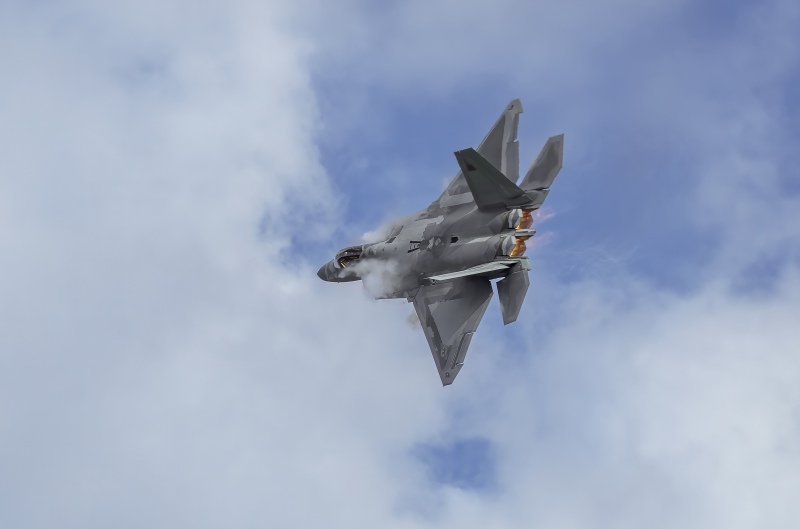 F-22-on-the-roll