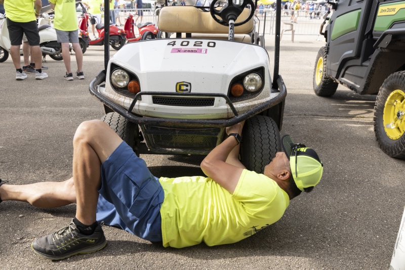 Johnnie-O-fixes-the-Cart