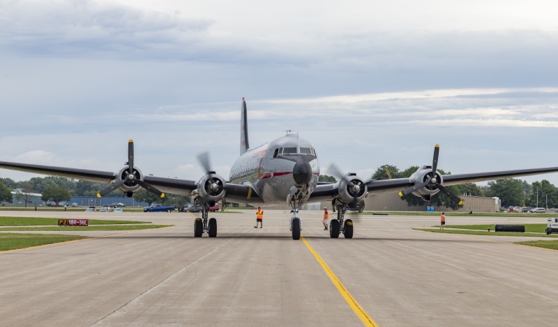 C-54-Candy-Bomber-arrives-1
