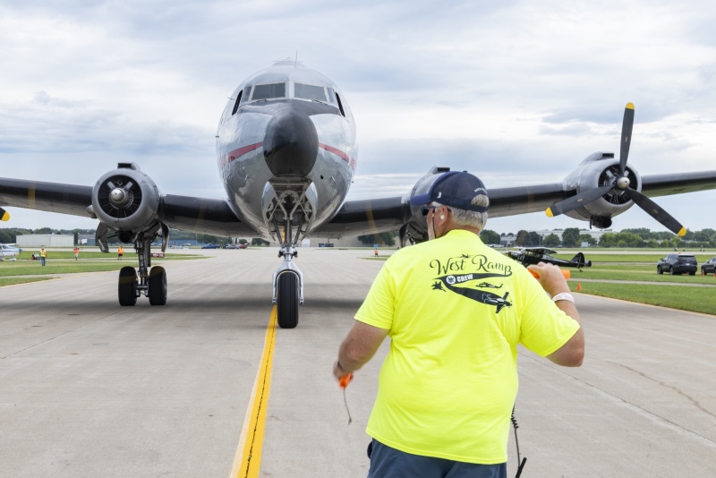 C-54-Candy-Bomber-arrives-2