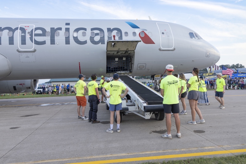 West-Ramp-Crew-Ready-to-unload