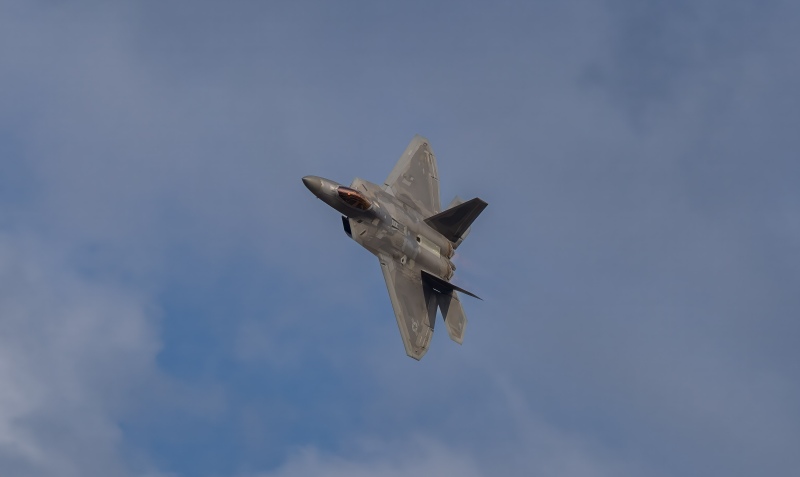 F-22-cranking-and-banking