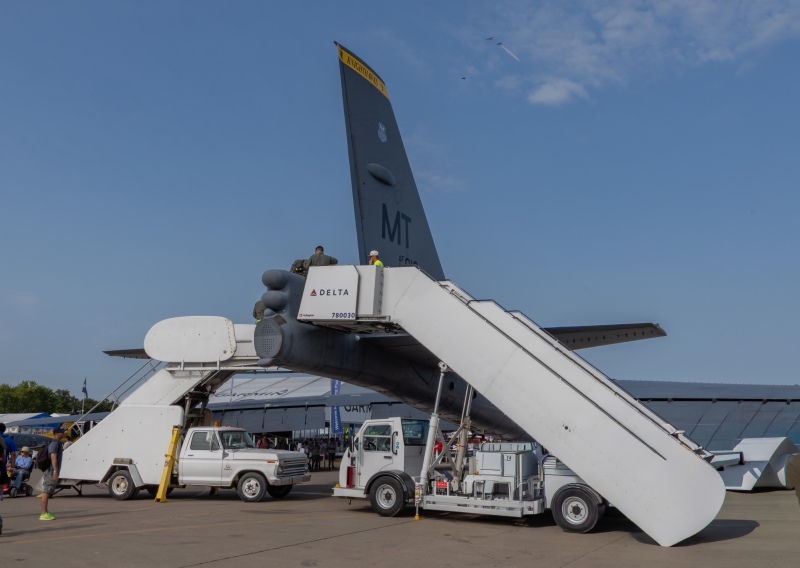 B-52-Packing-the-Drag-Chute-two-airstairs-3-