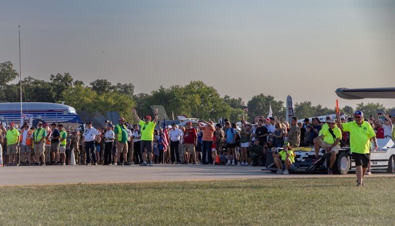 Honor-flight-the-crowd-is-ready-